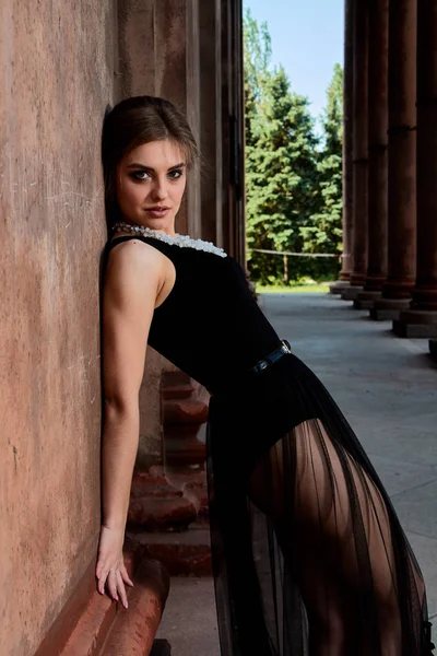 Jovem mulher está vestindo um vestido preto transparente sexy. Jovem mulher retrato moderno . — Fotografia de Stock