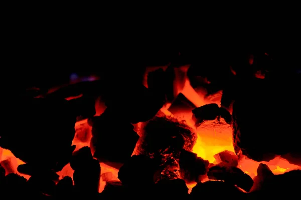 Угольный антрацит. Сжигание твердого топлива . — стоковое фото