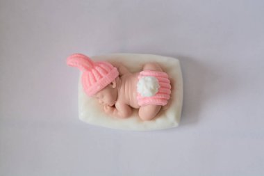 Yeni doğmuş bir kız bebek şeklinde sabun hediye.