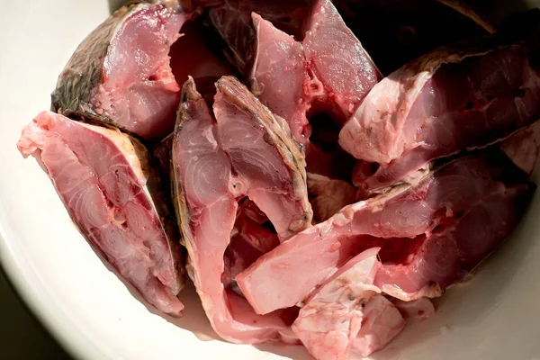 Filetes de peixe de carpa frescos fatias no prato branco . — Fotografia de Stock