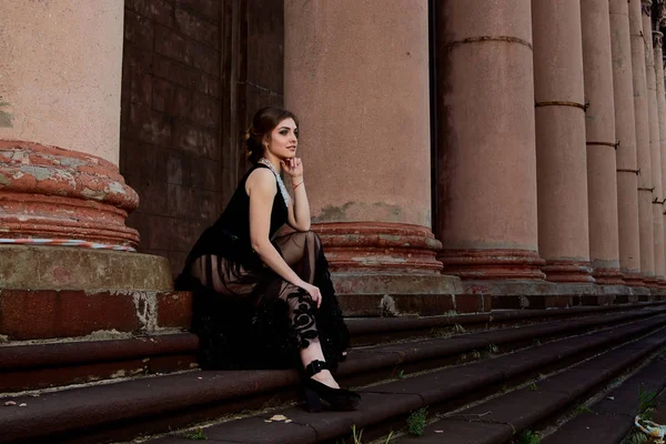 若い魅力的な女性はセクシーな透明黒のドレスを着ています。若い女性現代的な肖像画. — ストック写真