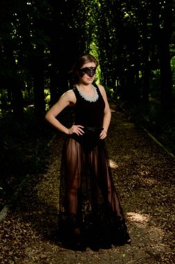 Genç çekici kadın seksi şeffaf siyah elbiseyi giyiyor. Genç kadın modern portre.