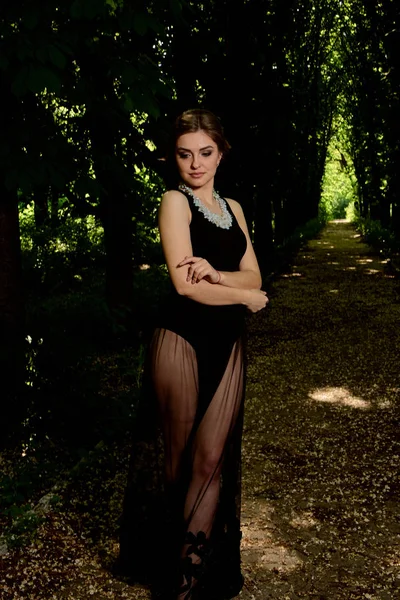 Молодая привлекательная женщина носит сексуальное прозрачное черное платье. Современный портрет молодой женщины . — стоковое фото