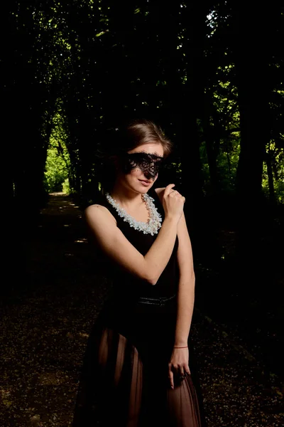 Молодая привлекательная женщина носит сексуальное прозрачное черное платье. Современный портрет молодой женщины . — стоковое фото