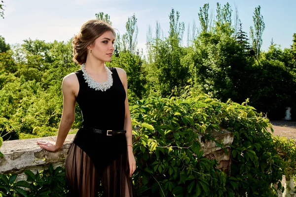 Seksi şeffaf siyah elbiseli çekici bir kadın. Genç kadın portresi.