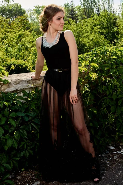 Mujer atractiva joven en el vestido negro transparente sexy. Retrato de mujer joven . — Foto de Stock