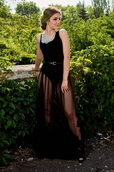 Jovem mulher atraente no vestido preto transparente sexy. Retrato de mulher jovem . — Fotografia de Stock