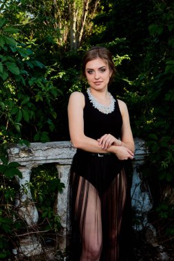 Seksi şeffaf siyah elbiseli çekici bir kadın. Genç kadın portresi.