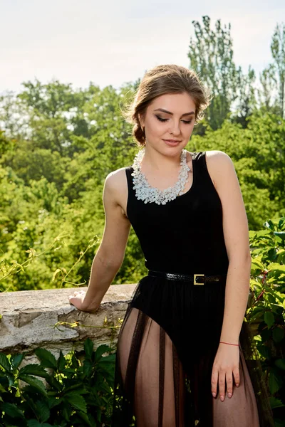 Mujer atractiva joven en el vestido negro transparente sexy. Retrato de mujer joven . — Foto de Stock