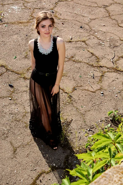 Νεαρή ελκυστική γυναίκα με το σέξι διαφανές μαύρο φόρεμα. Πορτρέτο νέας γυναίκας. — Φωτογραφία Αρχείου