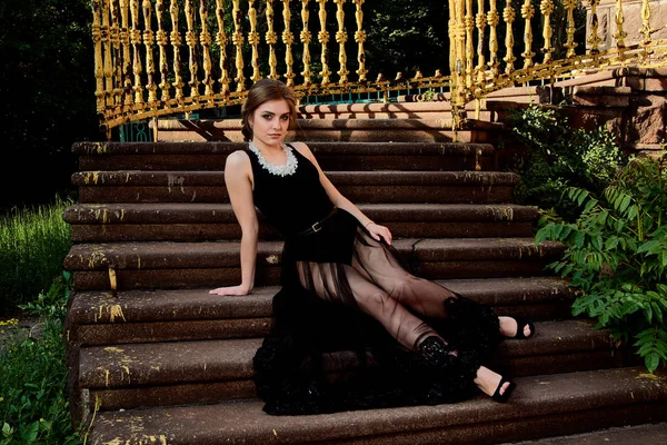 Молодая привлекательная женщина в сексуальном прозрачном черном платье. Портрет молодой женщины . — стоковое фото