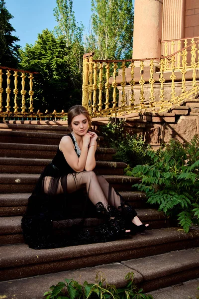 Νεαρή ελκυστική γυναίκα με το σέξι διαφανές μαύρο φόρεμα. Πορτρέτο νέας γυναίκας. — Φωτογραφία Αρχείου