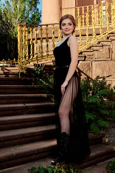 Mujer atractiva joven en el vestido negro transparente sexy. Retrato de mujer joven . — Foto de Stock