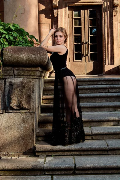 Jovem mulher atraente no vestido preto transparente sexy. Retrato de mulher jovem . — Fotografia de Stock