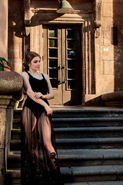 Seksi şeffaf siyah elbiseli çekici bir kadın. Genç kadın portresi.