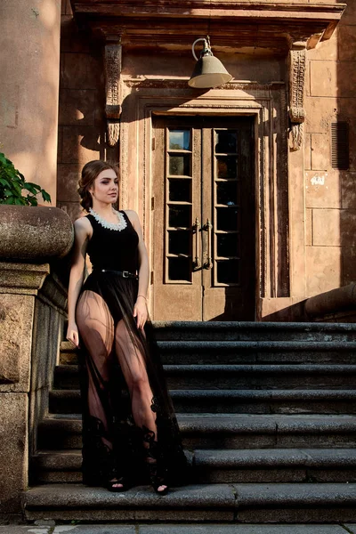 セクシーな透明ブラックドレスの若い魅力的な女性。若い女性の肖像画. — ストック写真