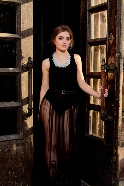 Jovem mulher atraente no vestido preto sexy. Retrato de mulher jovem . — Fotografia de Stock