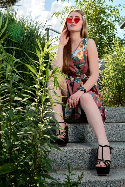 Joven mujer atractiva. Gafas de sol rojas, vestido de color. Retrato de mujer joven . — Foto de Stock