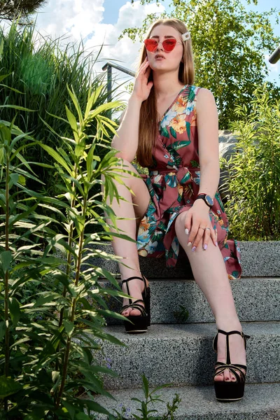 Joven mujer atractiva. Gafas de sol rojas, vestido de color. Retrato de mujer joven . — Foto de Stock