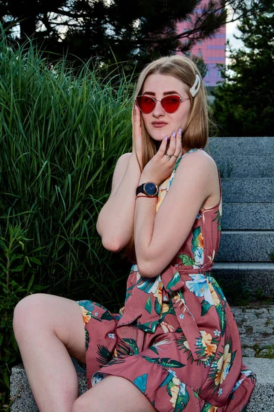 Jovem mulher atraente. Óculos de sol vermelhos, vestido a cores. Retrato de menina . — Fotografia de Stock