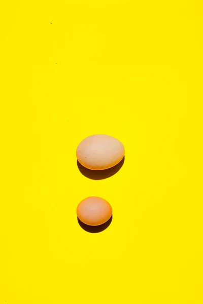 鸡蛋一排鸡蛋。黄色背景上的鸡蛋. — 图库照片