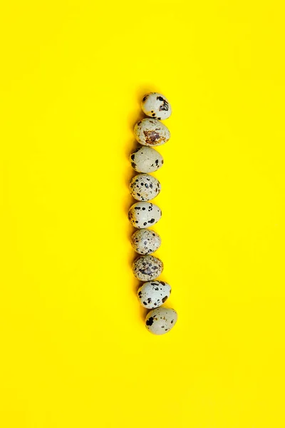 Σετ αυγά ορτυκιού ομάδας σε μια γραμμή σε κίτρινο φόντο. — Φωτογραφία Αρχείου