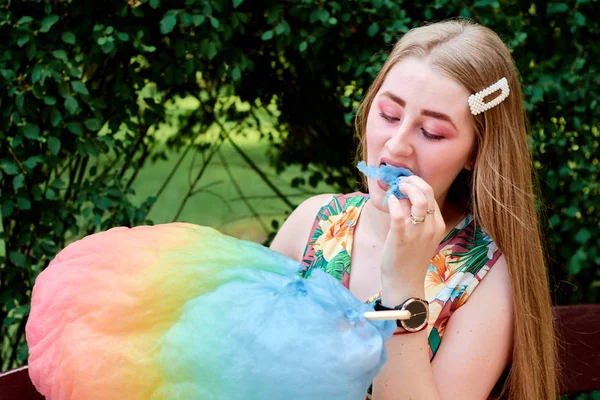 여름에 공원에서 사탕 치실을 가진 행복한 아름다운 젊은 여자. — 스톡 사진