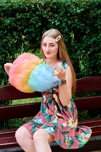 Feliz alegre bela jovem com fio dental de doces no parque no verão . — Fotografia de Stock