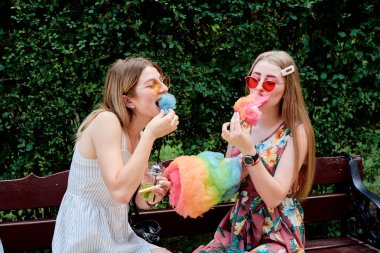 Şeker ipi ile iki mutlu güzel genç seksi lezbiyen kadın. Kız arkadaşlar günü.