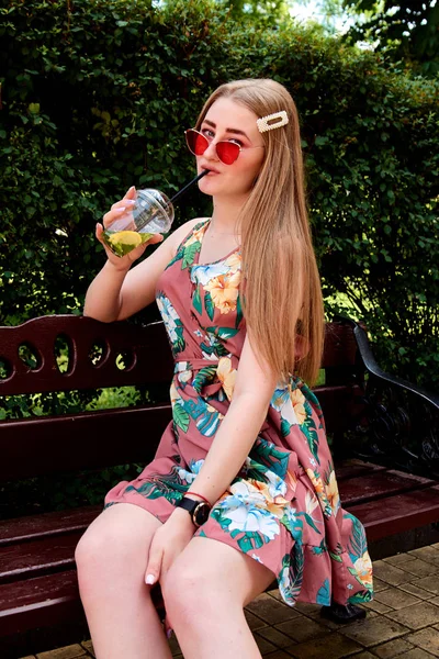 Boldog örömteli fiatal nő, színes pamut cukorka ital friss Mojito koktél. — Stock Fotó