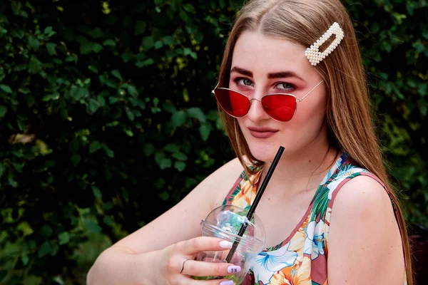 Happy Joyful ung kvinna med färgad sockervadd drink Fresh Mojito cocktail. — Stockfoto