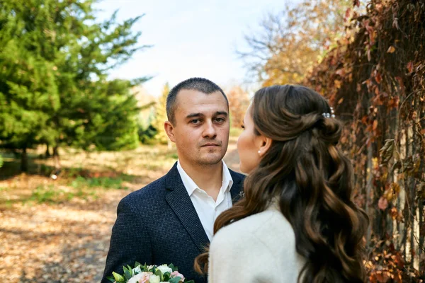 Pareja Enamorada Retrato Cerca Joven Hombre Mujer Recién Casados Concepto — Foto de Stock