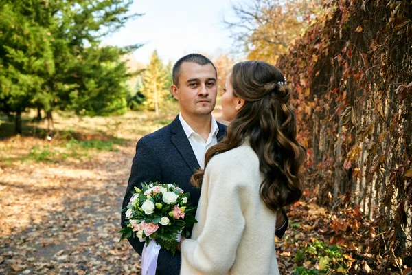 Egy Szerelmespár Közeli Portréval Fiatal Férfi Most Házasodtak Össze Boldog — Stock Fotó