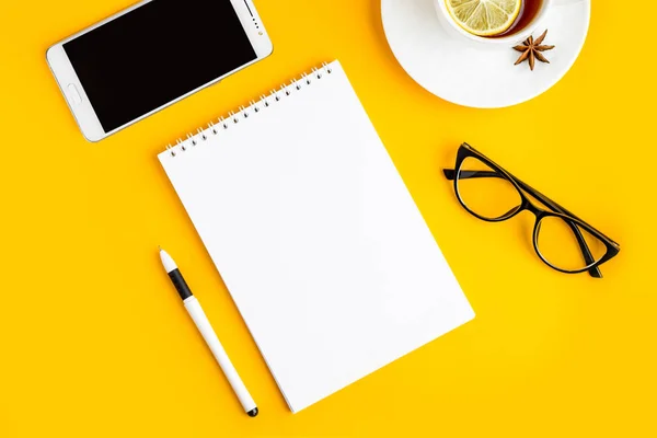 Cuaderno Teléfono Móvil Bolígrafo Vasos Sobre Fondo Amarillo Copiar Espacio —  Fotos de Stock