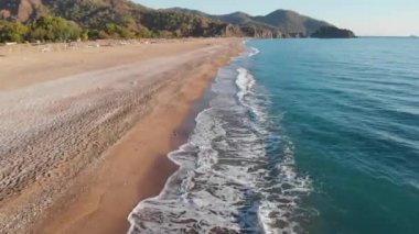 Deniz kıyısı ve Türkiye, Akdeniz dalgalarda. Drone çekim.