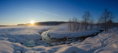 Donmuş göl ve akarsu batımında açık havada. Arkhangelsk region, Rusya Federasyonu kış manzara. Panorama.