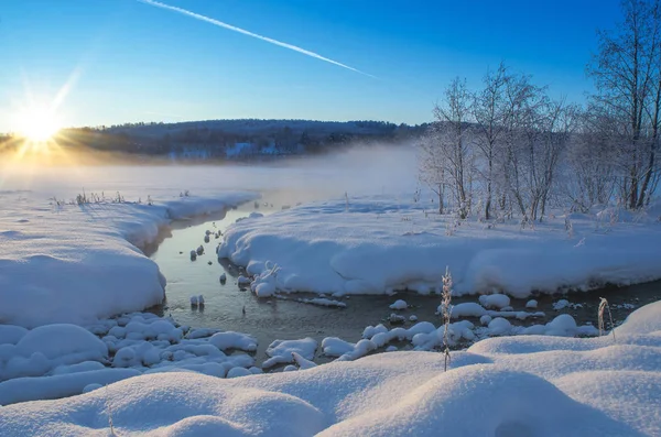 Zamrzlé Jezero Stream Jasného Počasí Při Západu Slunce Zimní Krajina — Stock fotografie