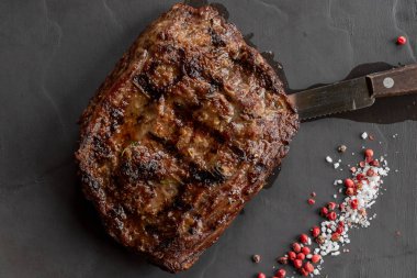 Pembe biber ile ızgara biftek kesmek