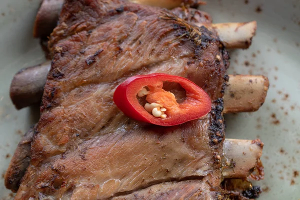Chili Pepper ile ızgara domuz kaburgası. Yakın çekim.