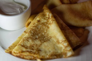 Ekşi kremalı krep. Yakın çekim