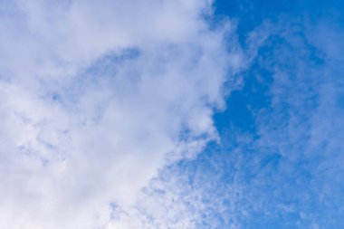 Beyaz kabarık bulutlar ile güneşli bir günde mavi gökyüzü. Doğal backgroun