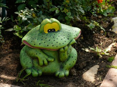 Bahçede dekoratif kurbağa. Close