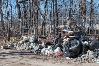 Saltykovka, Moskova Bölgesi, Rusya - 16 Nisan 2019: Giysi yığınları