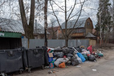 Saltykovka, Moskova Bölgesi, Rusya - 18 Nisan 2019: Giysi yığınları
