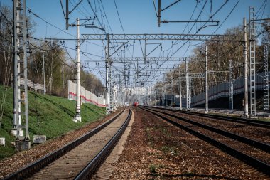 Tren istasyonu yakınındaki demiryolu hatları ve raylar 