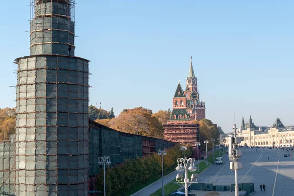Москва, Россия - 17 октября 2018 года: Реконструкция башни и кремлевской стены . — стоковое фото