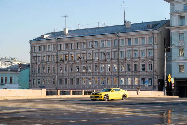 Moskau Russland Oktober 2018 Gelber Sportwagen Auf Einer Leeren Brücke — Stockfoto
