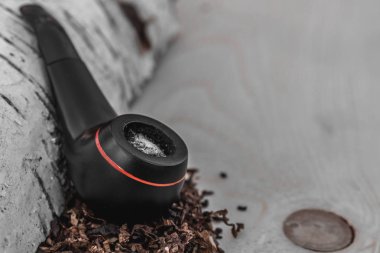 Alan ile doğal ahşap arka plan üzerinde sigara tütün borusu