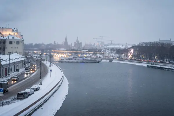 Moskwa, Rosja-styczeń 03 2019: widok na wieczór moskiewskiej rzeki i nasypu zimą — Zdjęcie stockowe