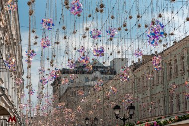 Caddenin çelenklerle süslenebiyi. Vintage binaların arka plan üzerinde çelenk Kapalı. 